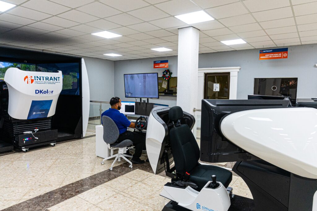 Instituto Nacional de Tránsito y Transporte Terrestre  INTRANT - INTRANT  instala simuladores de conducción en los centros comerciales Blue Mall y  Ágora Mall